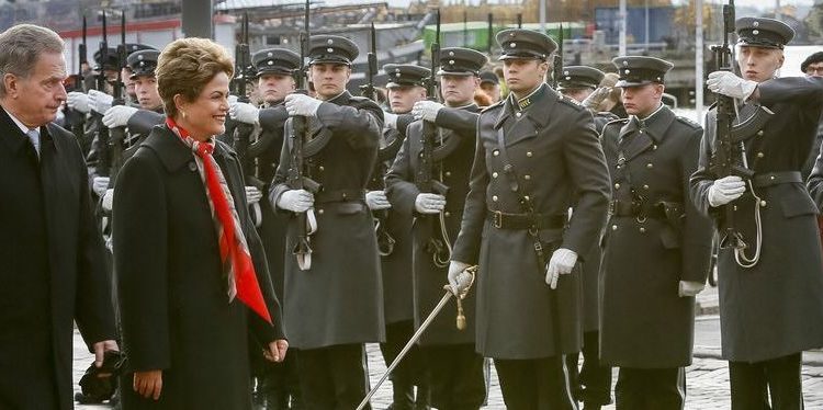 Helsinque - Presidenta Dilma Rousseff, durante cerimônia oficial de chegada. ( Roberto Stuckert Filho/PR)