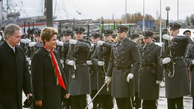Helsinque - Presidenta Dilma Rousseff, durante cerimônia oficial de chegada. ( Roberto Stuckert Filho/PR)