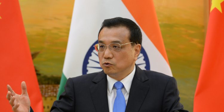 Premier chinês Li Keqiang (Agência Lusa/EPA/Kenzaburo Fukuhara/ POOL - Todos direitos reservados)
