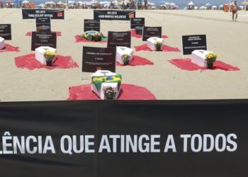 Rio de Janeiro - Caixões foram colocados nas areias de Copacabana, como forma de protesto, para denunciar 4 mil mortes por causas violentas no estado neste ano (Repórter Vladimir Platonow/Agência Brasil)