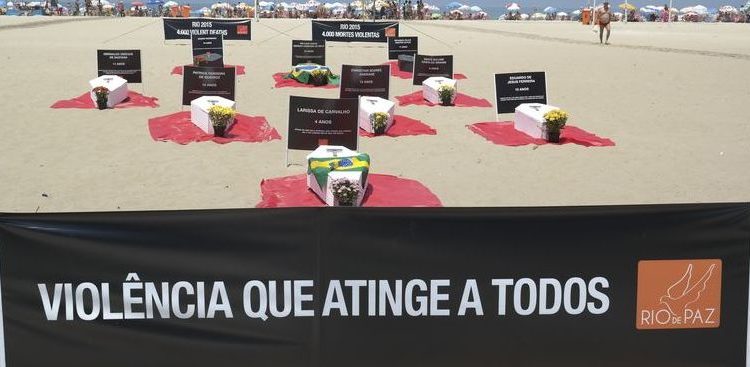 Rio de Janeiro - Caixões foram colocados nas areias de Copacabana, como forma de protesto, para denunciar 4 mil mortes por causas violentas no estado neste ano (Repórter Vladimir Platonow/Agência Brasil)