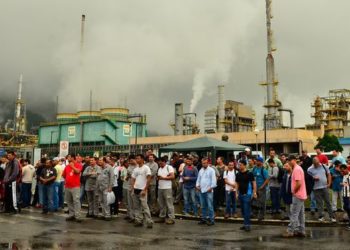 Cubatão(SP) - Grevistas fazem manifestação em frente a refinaria de Cubatão (Rovena Rosa/Agência Brasil)