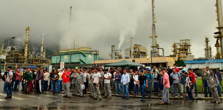 Cubatão(SP) - Grevistas fazem manifestação em frente a refinaria de Cubatão (Rovena Rosa/Agência Brasil)