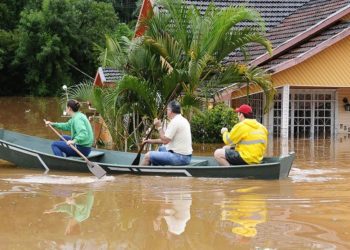 ***FOTO EMBARGADA PARA O RS E SC**IRAÍ, RS, 28.06.2014: CLIMA-SUL - Já são 4.675 pessoas que tiveram que deixar suas casas devidos às chuvas que atingem o Rio Grande do Sul desde o inicio da semana. Nas regiões Norte e Noroeste, em apenas dois dias choveu mais do que a média para mês inteiro. A Defesa Civil contabiliza 52 municípios prejudicados. Os números do fim da tarde de sexta-feira se mantiveram no relatório divulgado às 7h deste sábado. Três prefeituras enviaram solicitação de homologação do decreto de situação de emergência: Vicente Dutra, Barão do Cotegipe e Erval Grande. (Foto: Ronaldo Bernardi/Agência RBS/Folhapress)