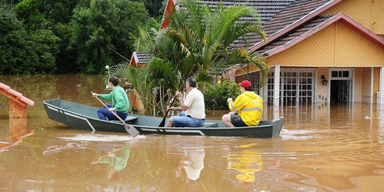 ***FOTO EMBARGADA PARA O RS E SC**IRAÍ, RS, 28.06.2014: CLIMA-SUL - Já são 4.675 pessoas que tiveram que deixar suas casas devidos às chuvas que atingem o Rio Grande do Sul desde o inicio da semana. Nas regiões Norte e Noroeste, em apenas dois dias choveu mais do que a média para mês inteiro. A Defesa Civil contabiliza 52 municípios prejudicados. Os números do fim da tarde de sexta-feira se mantiveram no relatório divulgado às 7h deste sábado. Três prefeituras enviaram solicitação de homologação do decreto de situação de emergência: Vicente Dutra, Barão do Cotegipe e Erval Grande. (Foto: Ronaldo Bernardi/Agência RBS/Folhapress)