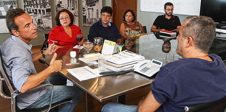 Dr. Aluízio Jr, Prefeito de Macaé, concretiza acordo entre a Prefeitura e a FAFIMA, para conceder bolsas de estudo integrais para servidores municipais da Secretaria de Educação. Macaé/RJ. Data: 08/01/2016. Foto: Guga Malheiros/Prefeitura de Macaé