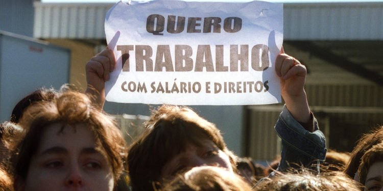 MR - 13 JANEIRO 03 - MANIFESTACAO DOS TRABALHADORES DA MULTINACIONAL DE CALCADO CLARKS - DESEMPREGO - DESPEDIMENTOS - DESPEDIMENTO -03/02/26-