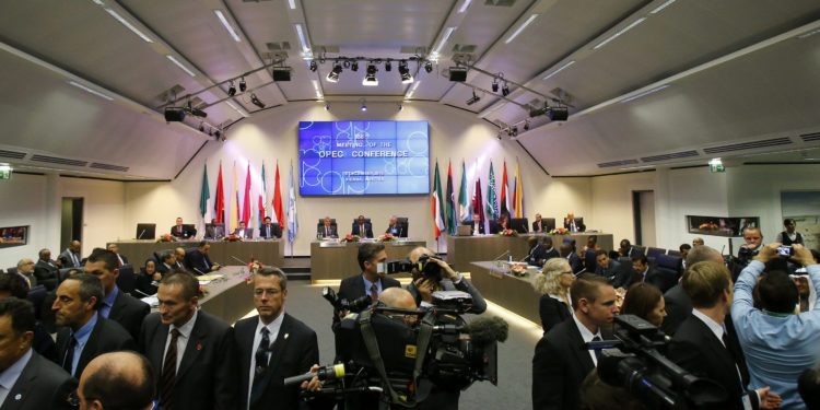 A general view of the start of a meeting of OPEC oil ministers in Vienna, Austria, December 4, 2015. REUTERS/Heinz-Peter Bader