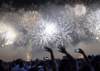 Rio de Janeiro - 16 minutos de fogos de artifício na Praia de Copacabana durante o reveillon do Rio de Janeiro (Alexandre Macieira/Riotur)