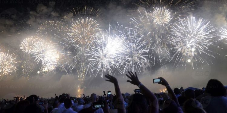 Rio de Janeiro - 16 minutos de fogos de artifício na Praia de Copacabana durante o reveillon do Rio de Janeiro (Alexandre Macieira/Riotur)