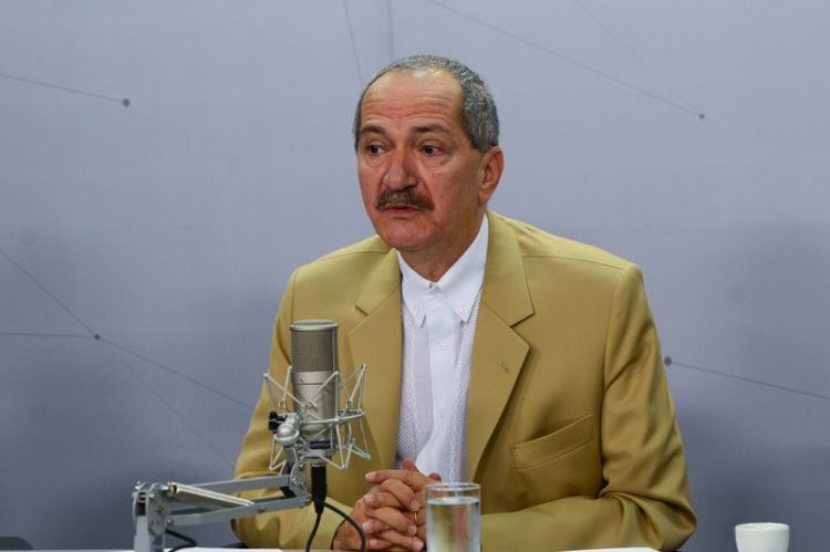 Brasília – O ministro da Defesa, Aldo Rebelo, fala sobre a atuação das Forças Armadas no combate ao mosquito Aedes agypti, durante entrevista ao programa Bom Dia Ministro (Antônio Cruz/Agência Brasil)