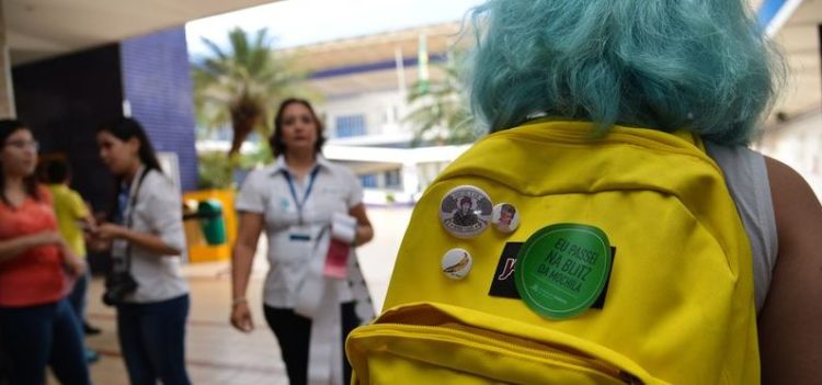 BRASÍLIA, DF, BRASIL, 26-02-2016, A Sociedade Brasileira de Ortopedia e Traumatologia (Sbot) lança, na próxima semana, uma nova campanha de esclarecimento sobre os riscos do excesso de peso do material escolar e a melhor forma de os estudantes carregá-lo. O Colégio Maristinha de Brasília realiza “blitz das mochilas” Equipes da escola vão receber os alunos, verificar se o peso das mochilas está adequado e orientar os pais sobre os cuidados necessários para evitar o peso excessivo (Foto: Marcello Casal Jr/Agência Brasil)