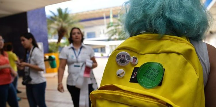 BRASÍLIA, DF, BRASIL, 26-02-2016, A Sociedade Brasileira de Ortopedia e Traumatologia (Sbot) lança, na próxima semana, uma nova campanha de esclarecimento sobre os riscos do excesso de peso do material escolar e a melhor forma de os estudantes carregá-lo. O Colégio Maristinha de Brasília realiza “blitz das mochilas” Equipes da escola vão receber os alunos, verificar se o peso das mochilas está adequado e orientar os pais sobre os cuidados necessários para evitar o peso excessivo (Foto: Marcello Casal Jr/Agência Brasil)