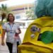 BRASÍLIA, DF, BRASIL, 26-02-2016, A Sociedade Brasileira de Ortopedia e Traumatologia (Sbot) lança, na próxima semana, uma nova campanha de esclarecimento sobre os riscos do excesso de peso do material escolar e a melhor forma de os estudantes carregá-lo. O Colégio Maristinha de Brasília realiza “blitz das mochilas” Equipes da escola vão receber os alunos, verificar se o peso das mochilas está adequado e orientar os pais sobre os cuidados necessários para evitar o peso excessivo (Foto: Marcello Casal Jr/Agência Brasil)