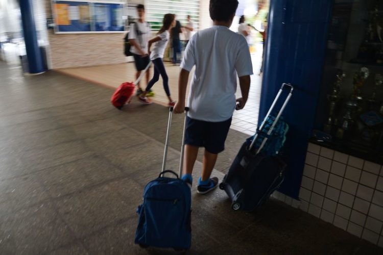 BRASÍLIA, DF, BRASIL, 26-02-2016, A Sociedade Brasileira de Ortopedia e Traumatologia (Sbot) lança, na próxima semana, uma nova campanha de esclarecimento sobre os riscos do excesso de peso do material escolar e a melhor forma de os estudantes carregá-lo. O Colégio Maristinha de Brasília realiza “blitz das mochilas” Equipes da escola vão receber os alunos, verificar se o peso das mochilas está adequado e orientar os pais sobre os cuidados necessários para evitar o peso excessivo (Foto: Marcello Casal Jr/Agência Brasil)
