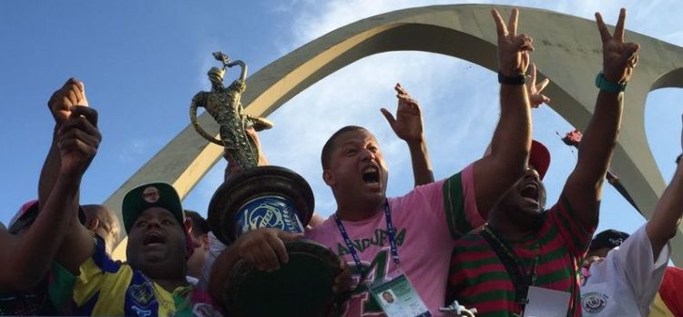 Rio de Janeiro - Integrantes da Mangueira comemoram o título no Sambódromo (Cristina Indio do Brasil/Agência Brasil)