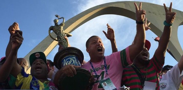 Rio de Janeiro - Integrantes da Mangueira comemoram o título no Sambódromo (Cristina Indio do Brasil/Agência Brasil)