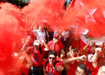 SP - PROTESTO / APOIO / GOVERNO - GERAL - Varios manifestantes já se concentram no vão livre do Masp, na Av. Paulista, região central de São Paulo,nesta sexta-feira (18) onde haverá um protesto em favor da presidente Dilma Rousseff e do ex-presidente Luiz Inácio Lula da Silva 18/03/2016 - Foto: MARCELO D. SANTS/FRAMEPHOTO/FRAMEPHOTO/ESTADÃO CONTEÚDO