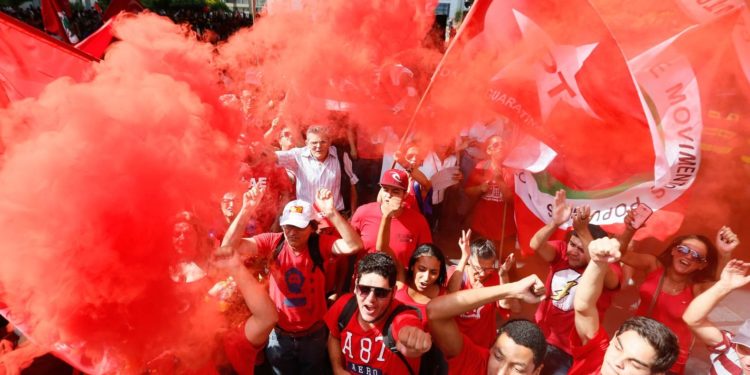 SP - PROTESTO / APOIO / GOVERNO - GERAL - Varios manifestantes já se concentram no vão livre do Masp, na Av. Paulista, região central de São Paulo,nesta sexta-feira (18) onde haverá um protesto em favor da presidente Dilma Rousseff e do ex-presidente Luiz Inácio Lula da Silva 18/03/2016 - Foto: MARCELO D. SANTS/FRAMEPHOTO/FRAMEPHOTO/ESTADÃO CONTEÚDO