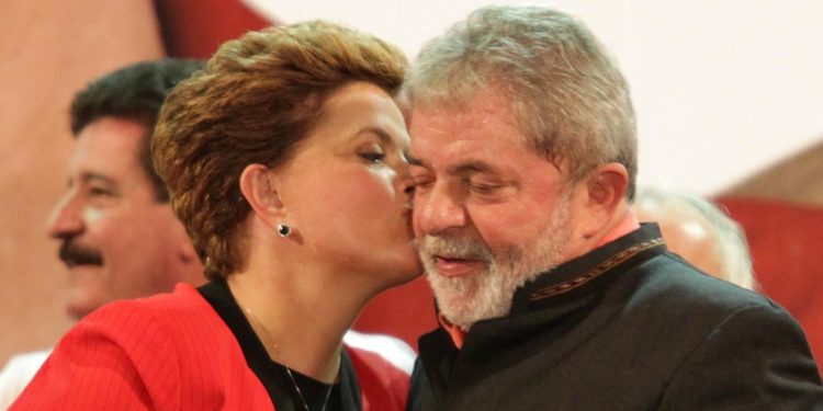 Revista VejaDilma e Lula visitam GaranhunsFoto Cristiano MarizData: 23/07/2010Local: Garanhuns - PE