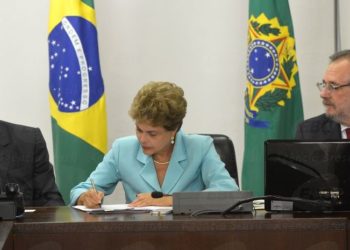 Presidenta Dilma Rousseff, assina  Medida Provisória do Programa de Proteção ao Emprego, durante reunião no Palácio do Planalto (Wilson Dias/Agência Brasil)
