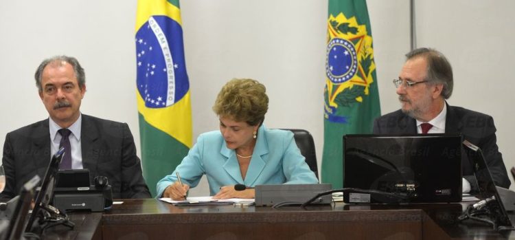 Presidenta Dilma Rousseff, assina  Medida Provisória do Programa de Proteção ao Emprego, durante reunião no Palácio do Planalto (Wilson Dias/Agência Brasil)