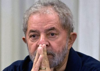 Former Brazilian President (2003-2011) Luiz Inacio Lula da Silva gestures during a meeting with the Workers' Party (PT) members in Sao Paulo, Brazil on March 30, 2015 AFP PHOTO / Nelson ALMEIDA        (Photo credit should read NELSON ALMEIDA/AFP/Getty Images)