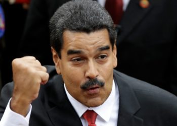 Nicolás Maduro saluda a partidarios al llegar al Congreso para su juramentación como presidente de Venezuela, el 19 de abril de 2013. Gobierno y opositores en Venezuela están enfrentados por supuestos ataques cometidos por la oposición contra clínicas del gobierno. La oposición asegura que las acusaciones son falsas. (Foto AP/Fernando Llano)