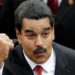Nicolás Maduro saluda a partidarios al llegar al Congreso para su juramentación como presidente de Venezuela, el 19 de abril de 2013. Gobierno y opositores en Venezuela están enfrentados por supuestos ataques cometidos por la oposición contra clínicas del gobierno. La oposición asegura que las acusaciones son falsas. (Foto AP/Fernando Llano)