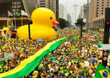 São Paulo - Manifestação na Avenida Paulista, região central da capital, contra a corrupção e pela saída da presidenta Dilma Rousseff (Rovena Rosa/Agência Brasil)