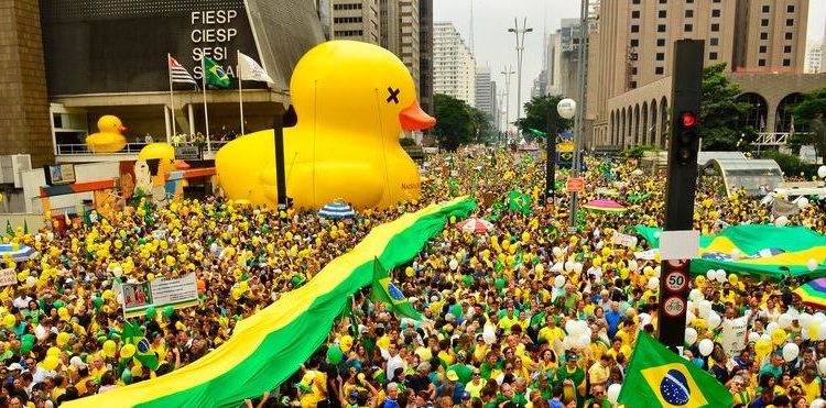 São Paulo - Manifestação na Avenida Paulista, região central da capital, contra a corrupção e pela saída da presidenta Dilma Rousseff (Rovena Rosa/Agência Brasil)