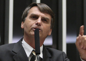 Brasil, Brasília, DF.21/09/2011 O deputado federal Jair Bolsonaro (PP-RJ) discursa durante a votação do projeto que cria a Comissão da Verdade, em Brasília.   A Câmara dos Deputados aprovou o regime de urgência para a tramitação do projeto que cria a Comissão da Verdade para "examinar e   esclarecer" as violações de direitos humanos ocorridas entre 1946 e 1988. Foram 351 votos favoráveis, 42 contrários e 11 abstenções. - Crédito:DIDA SAMPAIO/ESTADÃO CONTEÚDO/AE/Código imagem:133935