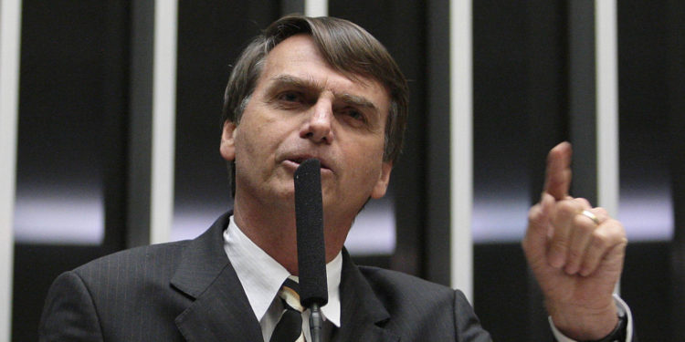 Brasil, Brasília, DF.21/09/2011 O deputado federal Jair Bolsonaro (PP-RJ) discursa durante a votação do projeto que cria a Comissão da Verdade, em Brasília. A Câmara dos Deputados aprovou o regime de urgência para a tramitação do projeto que cria a Comissão da Verdade para "examinar e esclarecer" as violações de direitos humanos ocorridas entre 1946 e 1988. Foram 351 votos favoráveis, 42 contrários e 11 abstenções. - Crédito:DIDA SAMPAIO/ESTADÃO CONTEÚDO/AE/Código imagem:133935