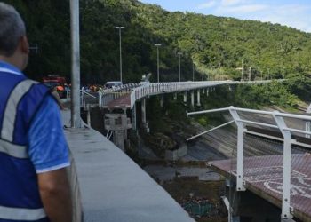 Rio de Janeiro - Trabalho de resgate no desabamento de parte da ciclovia Tim Maia, na Avenida Niemeyer, durante uma ressaca no mar de São Conrado, que deixa mortos e feridos (Fernando Frazão/Agência Brasil)