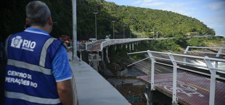 Rio de Janeiro - Trabalho de resgate no desabamento de parte da ciclovia Tim Maia, na Avenida Niemeyer, durante uma ressaca no mar de São Conrado, que deixa mortos e feridos (Fernando Frazão/Agência Brasil)