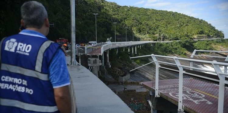 Rio de Janeiro - Trabalho de resgate no desabamento de parte da ciclovia Tim Maia, na Avenida Niemeyer, durante uma ressaca no mar de São Conrado, que deixa mortos e feridos (Fernando Frazão/Agência Brasil)