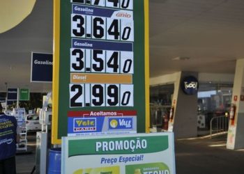 Placa de posto de gasolina indicando o reajuste nos preços dos combustíveis (José Cruz/Agência Brasil)