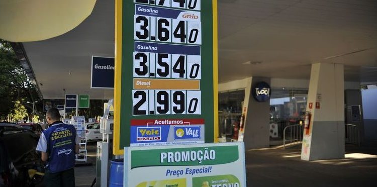 Placa de posto de gasolina indicando o reajuste nos preços dos combustíveis (José Cruz/Agência Brasil)