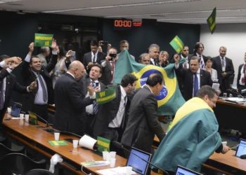 Brasília - A comissão especial da Câmara, que analisa o pedido de impeachment da presidenta Dilma Rousseff, discute o parecer do relator Jovair Arantes (Valter Campanato/Agência Brasil)