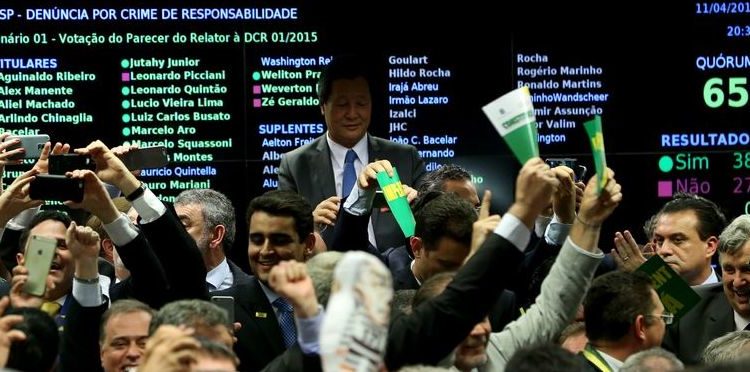 Brasília - A Comissão Especial do Impeachment da Câmara dos Deputados aprovou o parecer do relator Jovair Arantes pela admissibilidade da abertura do processo de afastamento da presidenta Dilma Rousseff. Foram 38 votos a favor e 27 contrários (Wilson Dias/Agência Brasil)