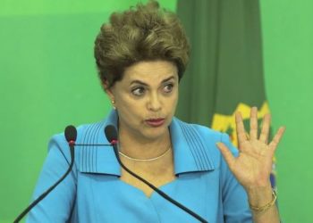 Brasília - Em declaração à imprensa, a presidenta Dilma Rousseff fala sobre a aprovação da abertura do processo de impeachment pela Câmara dos Deputados (Valter Campanato/Agência Brasil)