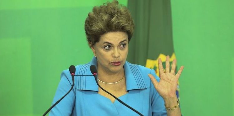 Brasília - Em declaração à imprensa, a presidenta Dilma Rousseff fala sobre a aprovação da abertura do processo de impeachment pela Câmara dos Deputados (Valter Campanato/Agência Brasil)