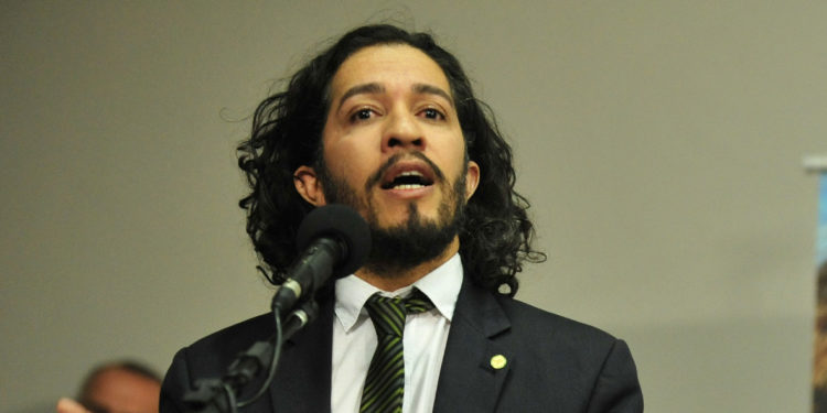 Brasília- DF- Brasil- 20/05/2015- As comissões de Legislação Participativa (CLP), de Cultura (CCULT) e de Ciência e Tecnologia, Comunicação e Informática (CCTCI) realizam o 12º Seminário LGBT do Congresso com o tema: Nossa Vida d@s outr@s Empatia, a verdadeira revolução. Dep. Jean Wyllys (PSOL-RJ).Foto: Gabriela Korossy/ Câmara dos Deputados