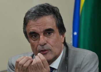Brasília - O advogado-geral da União, José Eduardo Cardozo, durante coletiva, após apresentar a defesa da presidenta Dilma na comissão especial que analisa o pedido de impeachment (Valter Campanato/Agência Brasil)