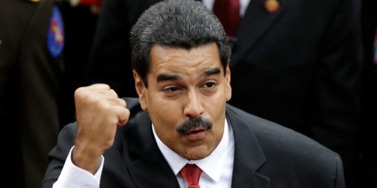 Nicolás Maduro saluda a partidarios al llegar al Congreso para su juramentación como presidente de Venezuela, el 19 de abril de 2013. Gobierno y opositores en Venezuela están enfrentados por supuestos ataques cometidos por la oposición contra clínicas del gobierno. La oposición asegura que las acusaciones son falsas. (Foto AP/Fernando Llano)