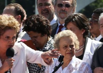 Brasília - A presidenta afastada Dilma Rousseff discursa para apoiadores do governo, em frente ao Palácio do Planalto, após ter sido notificada do afastamento do cargo por até 180 dias (Marcello Casal Jr/Agência Brasil)