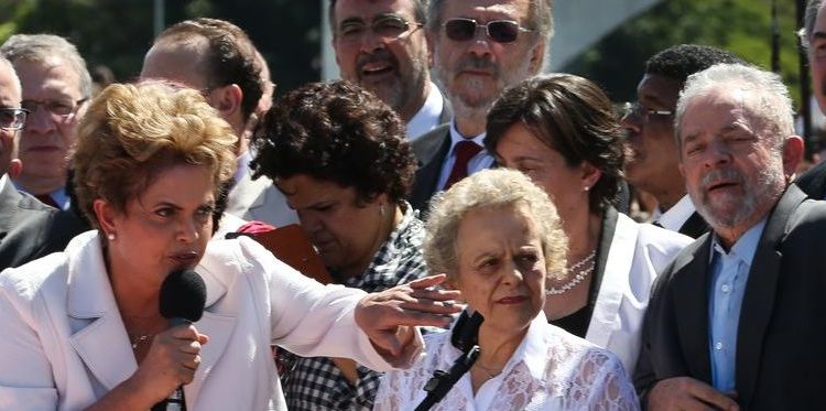 Brasília - A presidenta afastada Dilma Rousseff discursa para apoiadores do governo, em frente ao Palácio do Planalto, após ter sido notificada do afastamento do cargo por até 180 dias (Marcello Casal Jr/Agência Brasil)