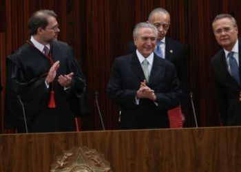 Brasília - Ricardo Lewandowski, Dias Toffoli, presidente interino Michel Temer, e Renan Calheiros participam da posse do presidente do TSE, Gilmar Mendes (Fabio Rodrigues Pozzebom/Agência Brasil)