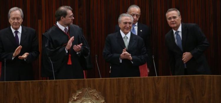 Brasília - Ricardo Lewandowski, Dias Toffoli, presidente interino Michel Temer, e Renan Calheiros participam da posse do presidente do TSE, Gilmar Mendes (Fabio Rodrigues Pozzebom/Agência Brasil)