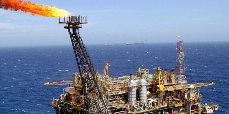 Plataforma de petróleo na Bacia de Campos-RJ